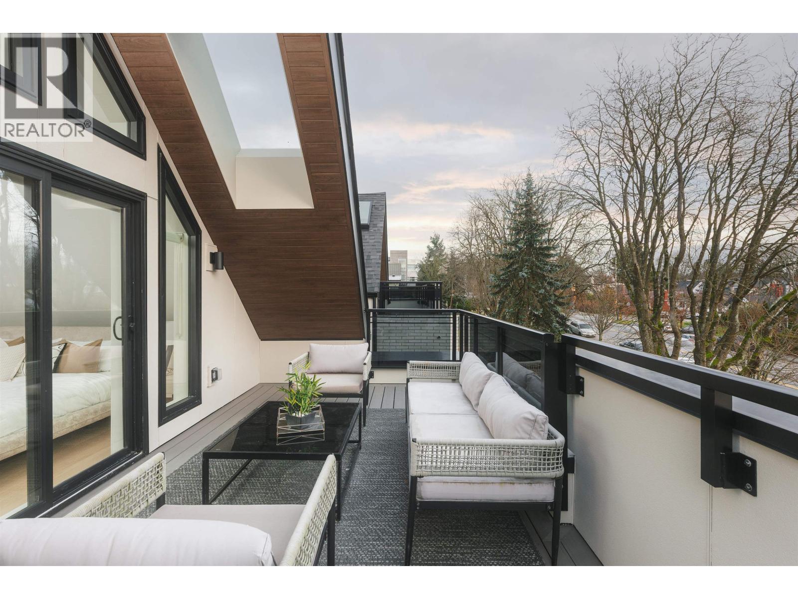 1 2637 W 12TH AVENUE, Vancouver