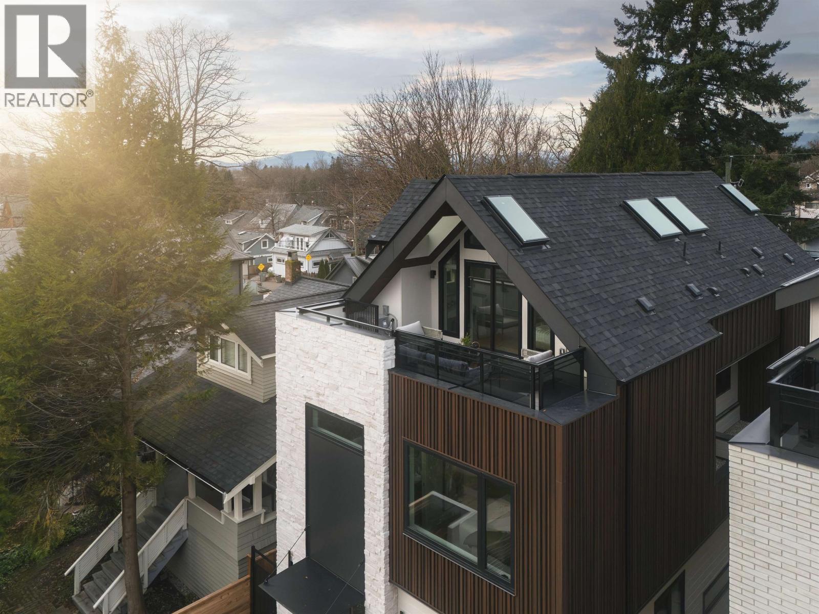 1 2637 W 12TH AVENUE, Vancouver