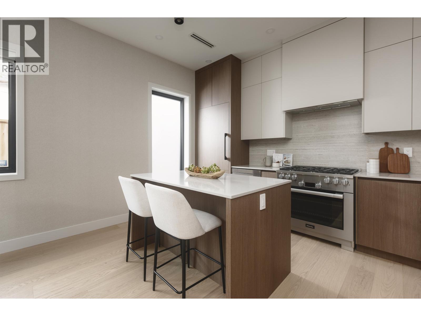 2 2635 W 12TH AVENUE, Vancouver