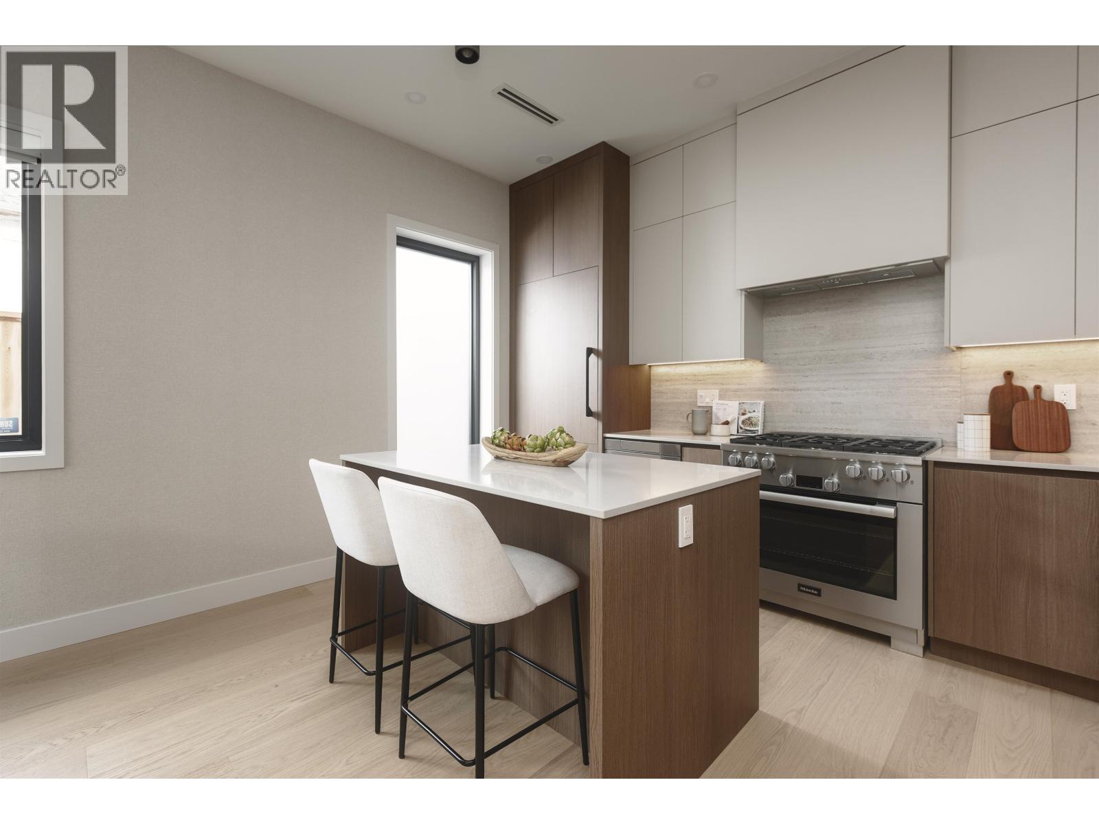 2 2635 W 12TH AVENUE, Vancouver