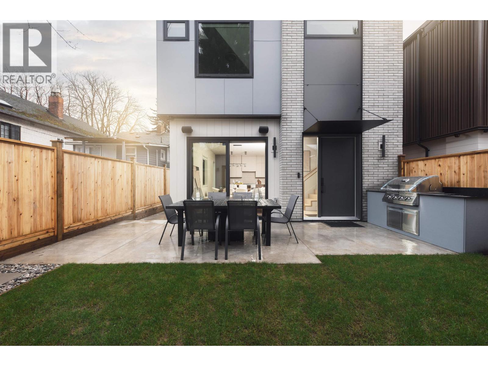 2 2635 W 12TH AVENUE, Vancouver