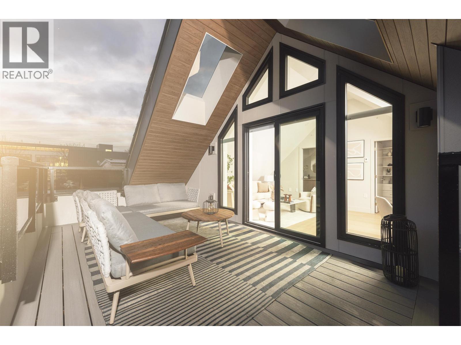 2 2635 W 12TH AVENUE, Vancouver