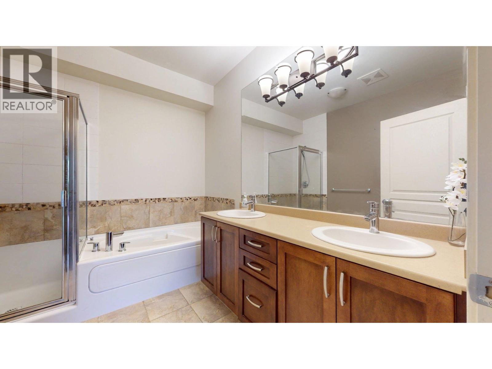 1320 MAIN STREET, Squamish