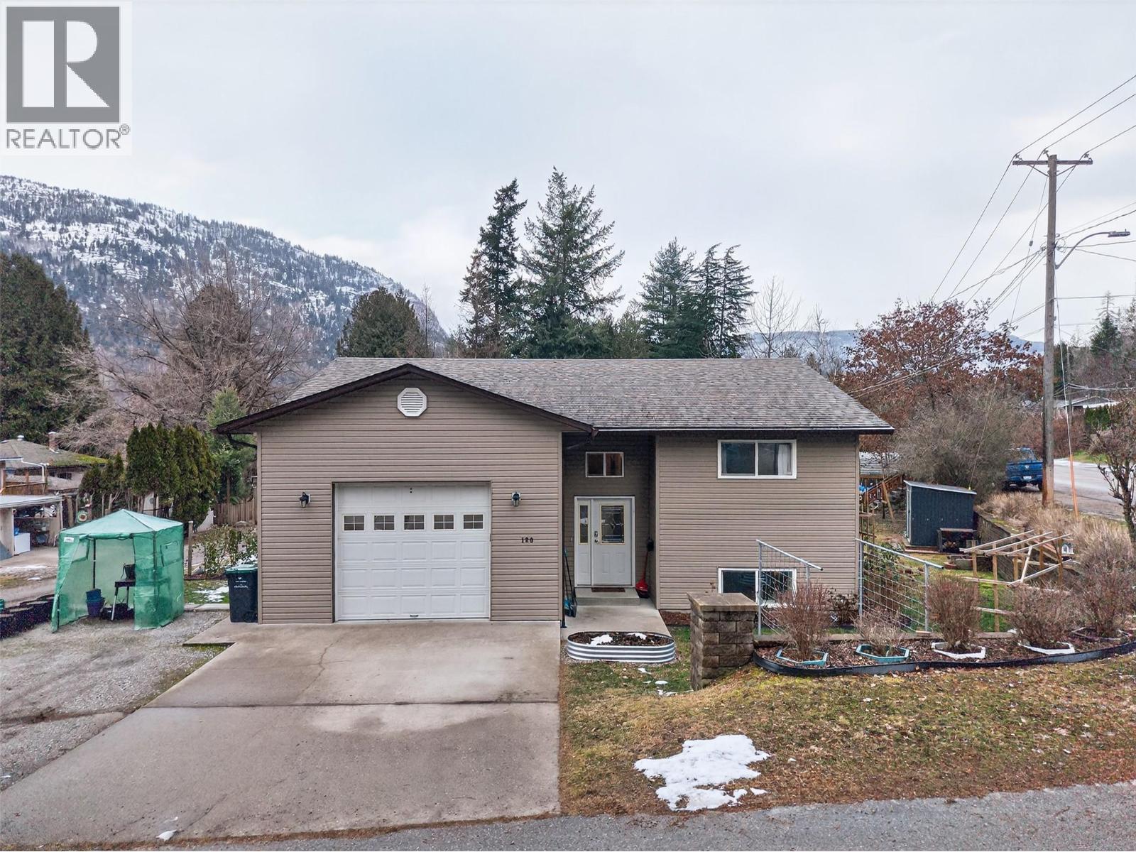 120 Kootenay Avenue, Castlegar