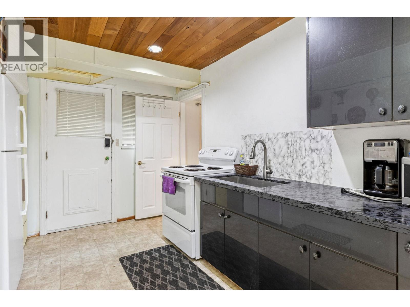 556 BALLANTREE ROAD, West Vancouver