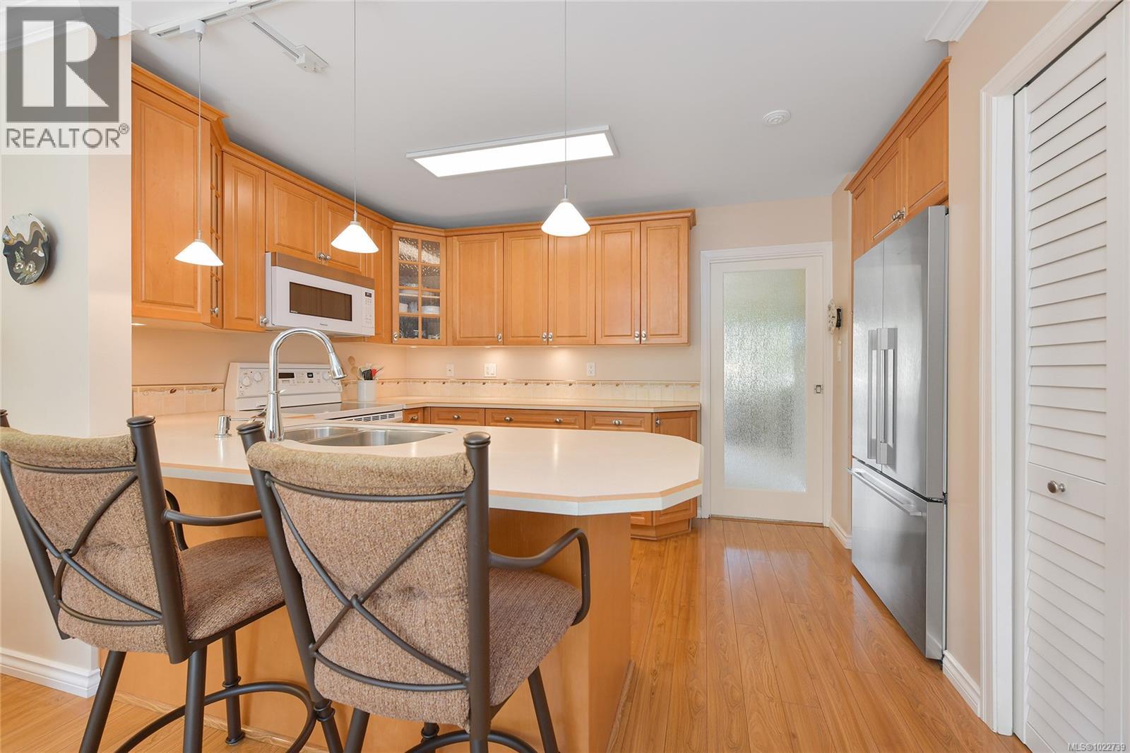 913 2829 Arbutus Road, Saanich