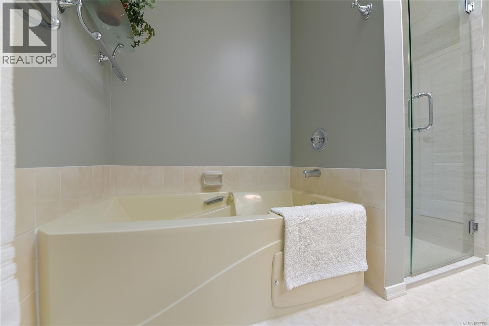 913 2829 Arbutus Road, Saanich