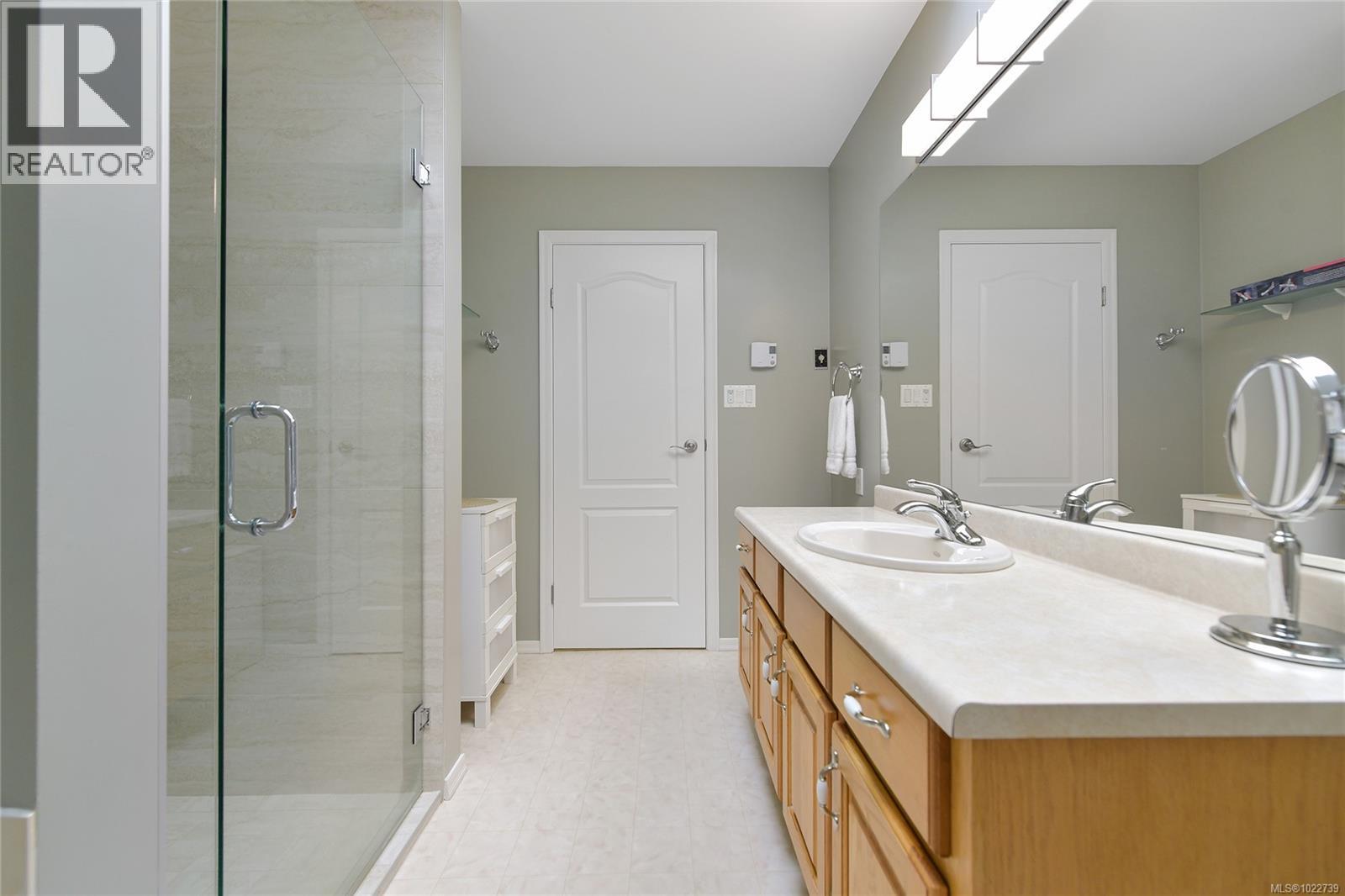 913 2829 Arbutus Road, Saanich