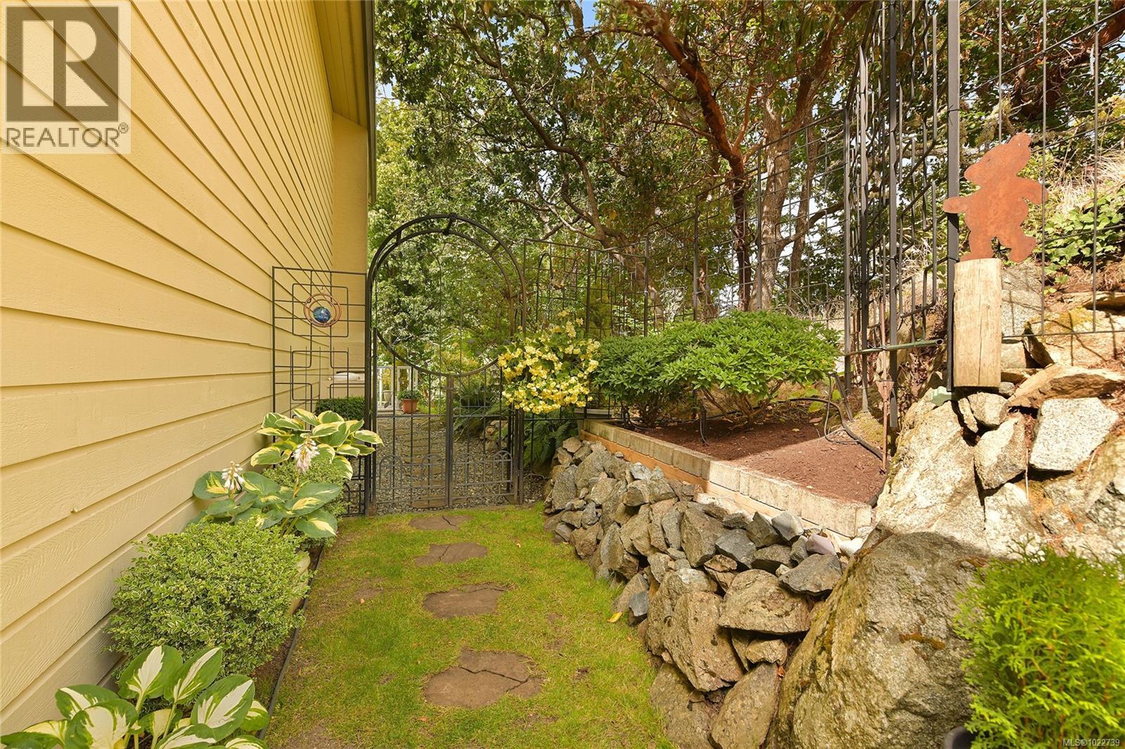 913 2829 Arbutus Road, Saanich