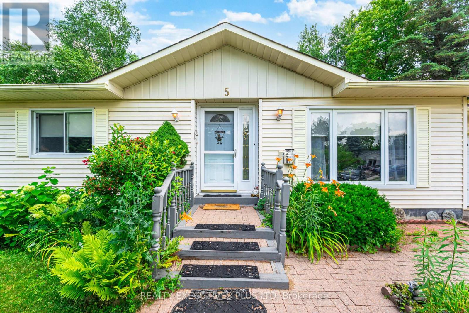 5 PINEVIEW COURT - 5