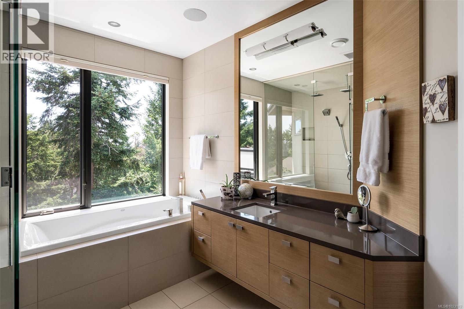  3724 Arbutus Ridge, Saanich