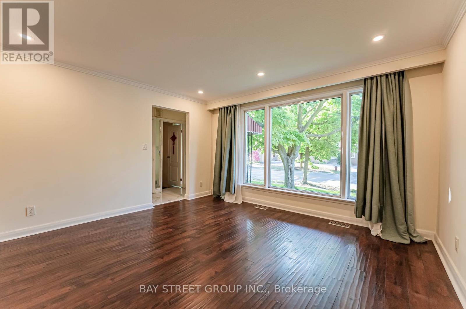 MAIN - 394 CENTRE STREET E - Photo 3 of 9, Richmond Hill (Crosby), Ontario