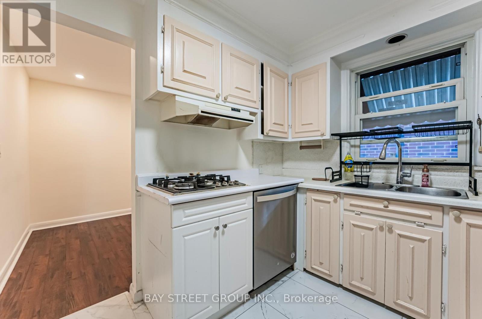 MAIN - 394 CENTRE STREET E - Photo 4 of 9, Richmond Hill (Crosby), Ontario