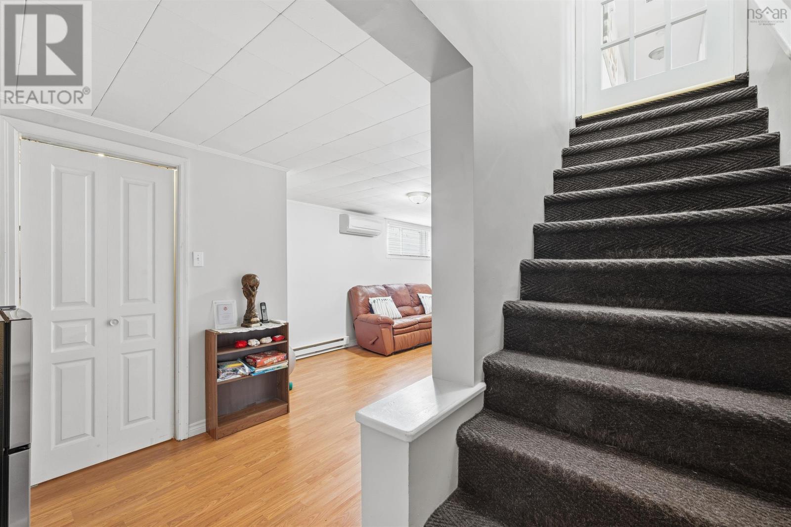 Property 24 of 49 of 54 Quaker Crescent