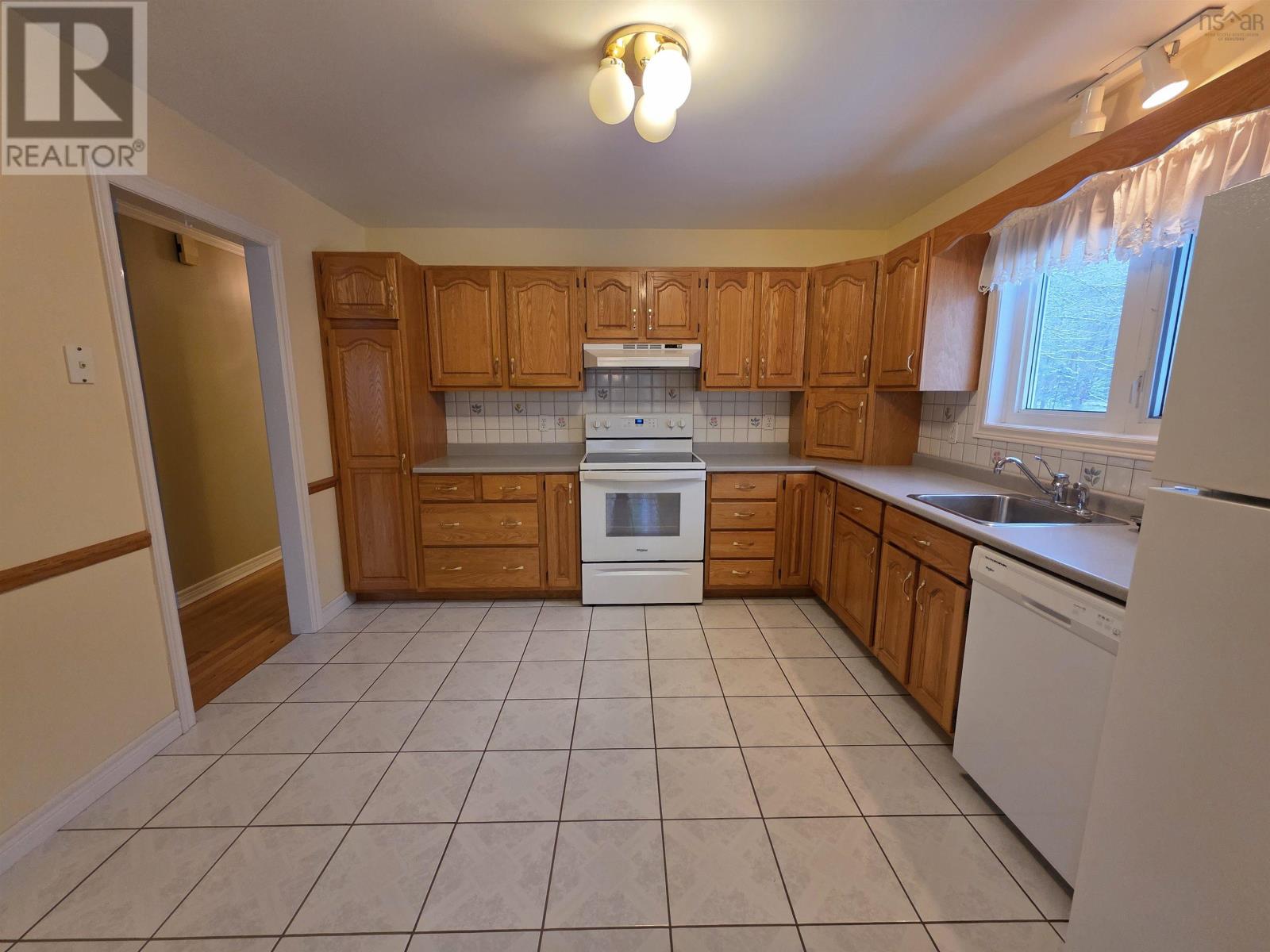 Property 6 of 27 of 39 Englewood Crescent