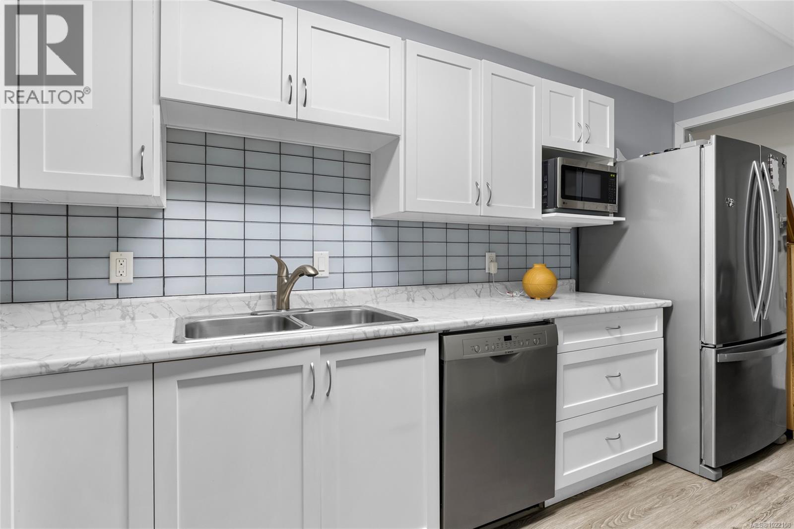 103 1875 Lansdowne Road, Saanich