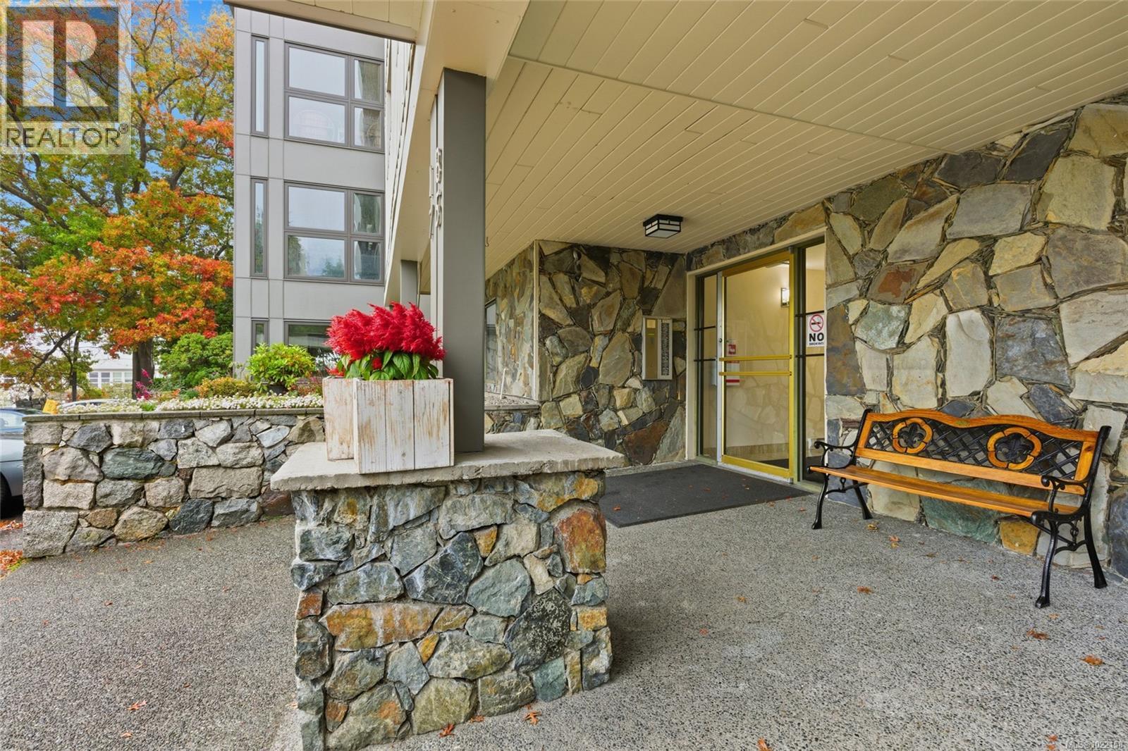 103 1875 Lansdowne Road, Saanich