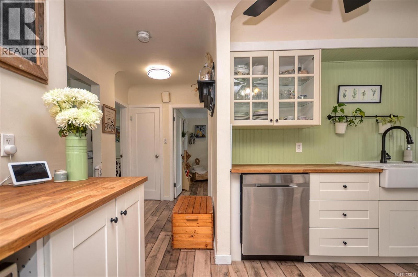  271 Battleford Avenue, Saanich