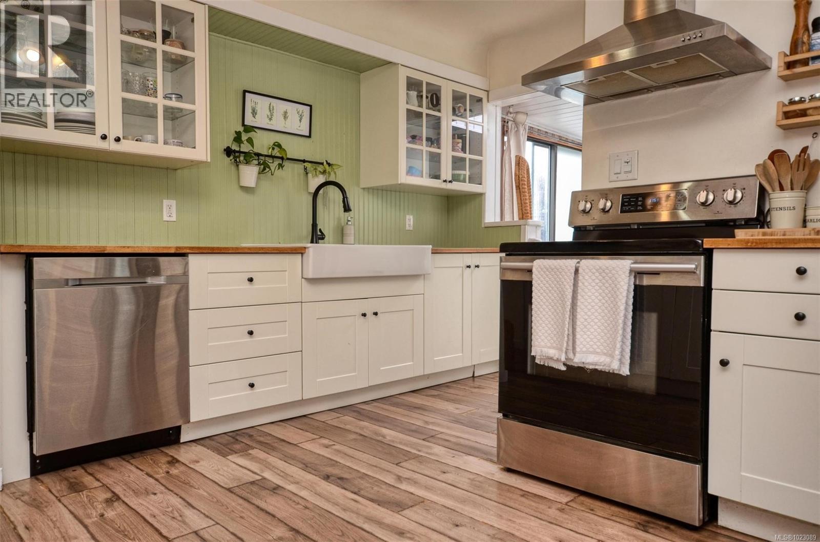  271 Battleford Avenue, Saanich