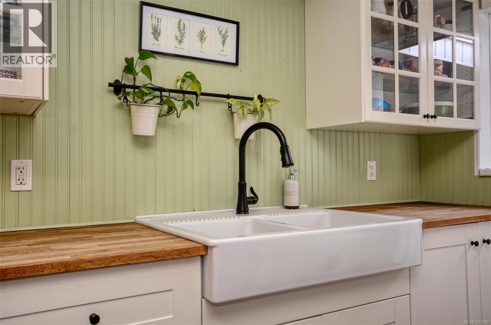  271 Battleford Avenue, Saanich