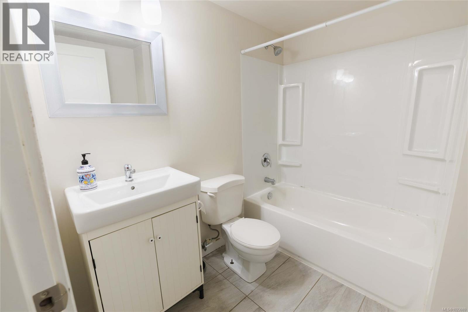  271 Battleford Avenue, Saanich