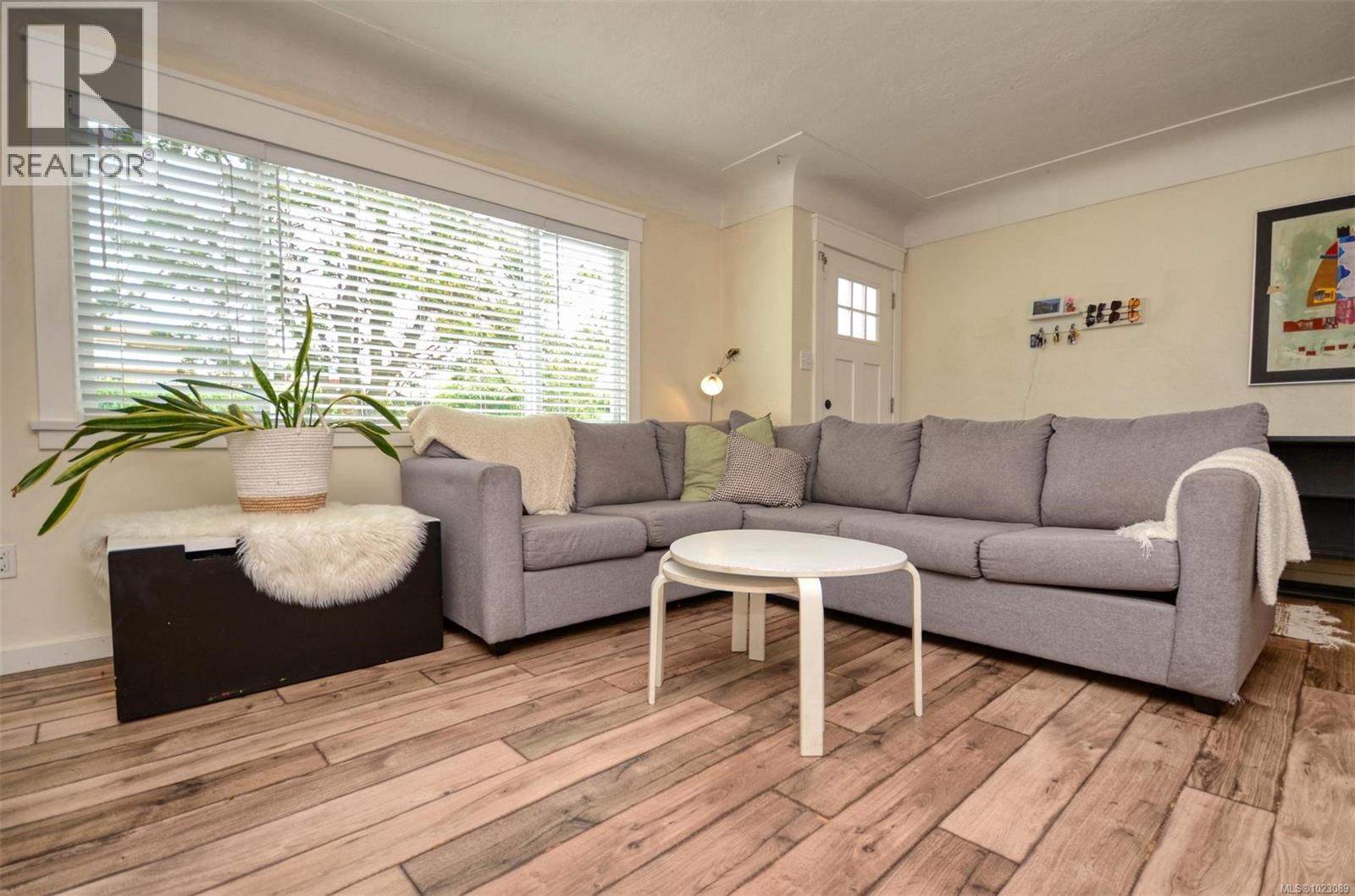  271 Battleford Avenue, Saanich