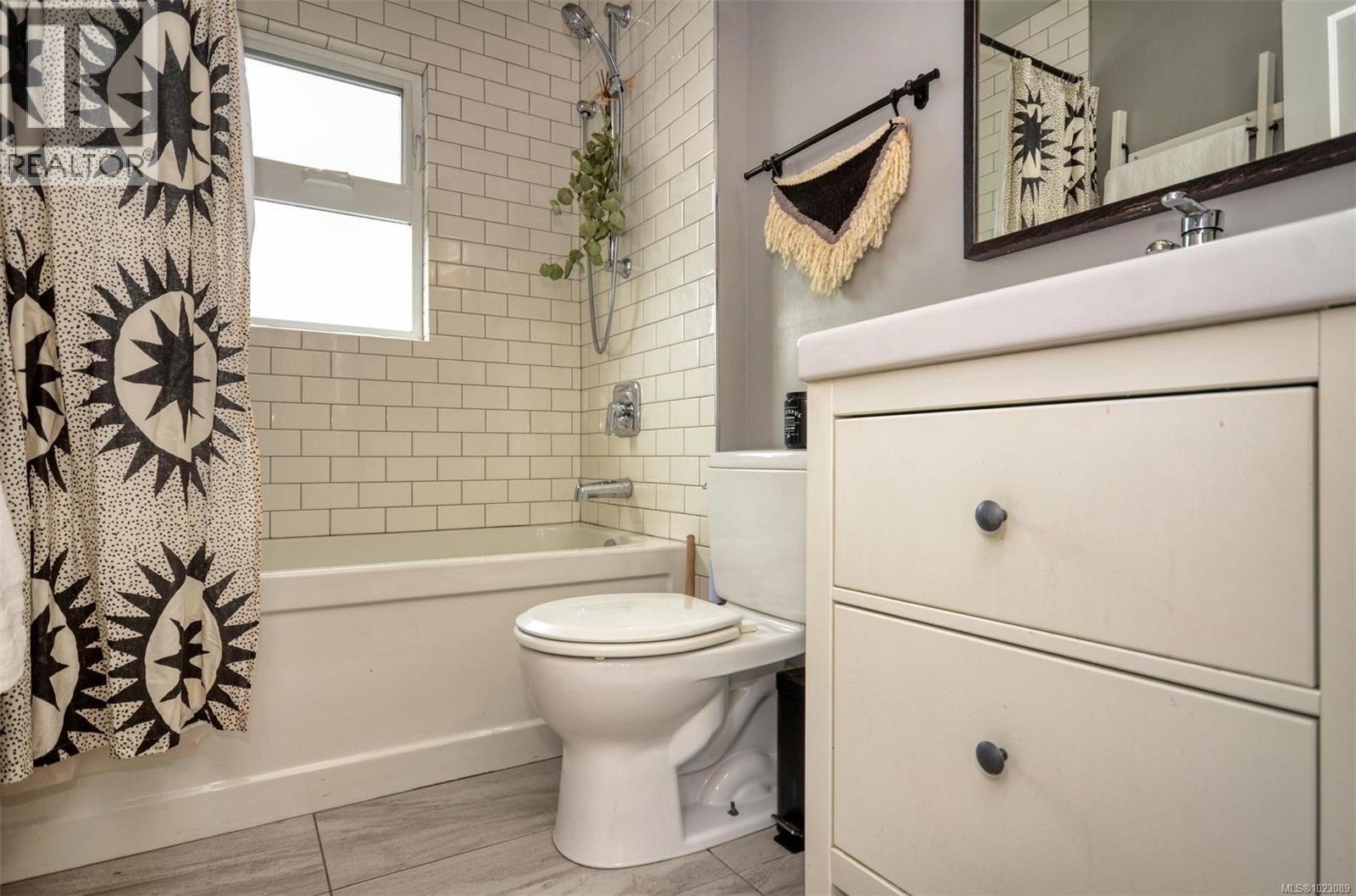  271 Battleford Avenue, Saanich