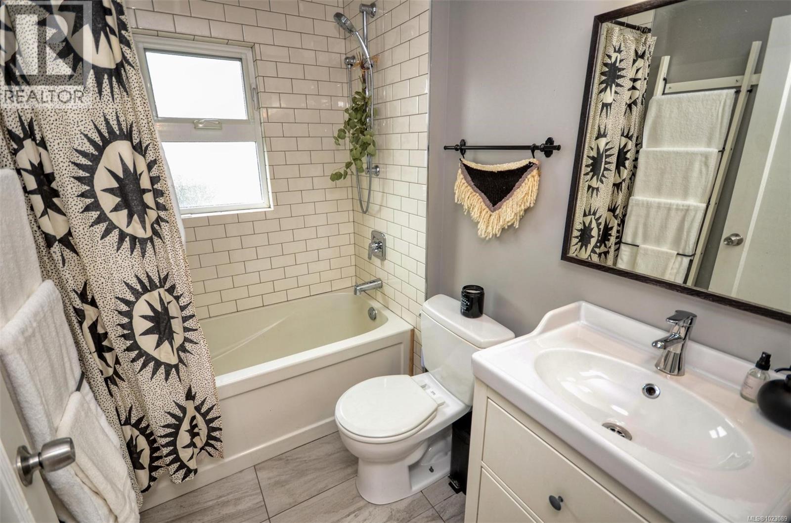  271 Battleford Avenue, Saanich