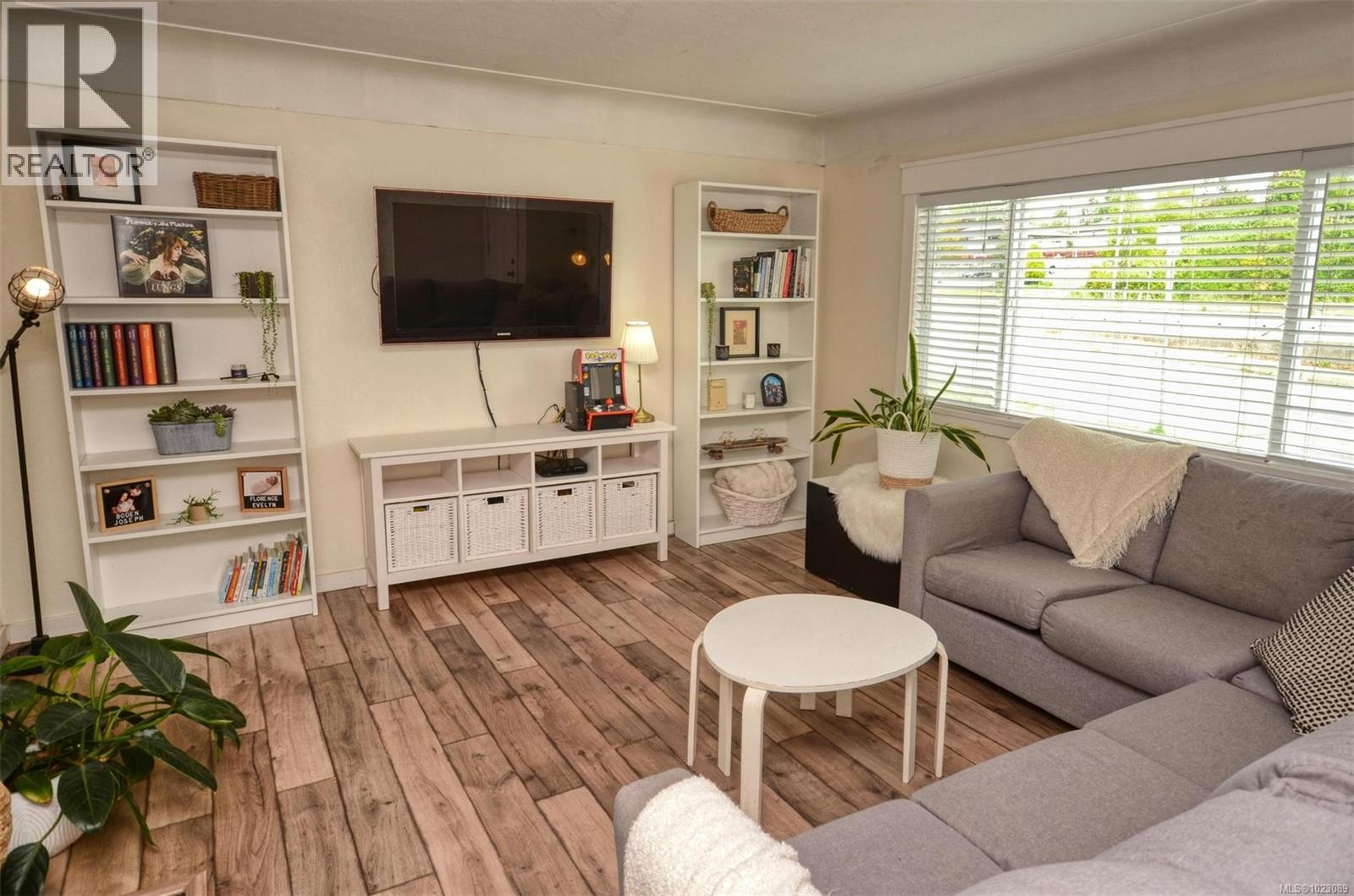  271 Battleford Avenue, Saanich