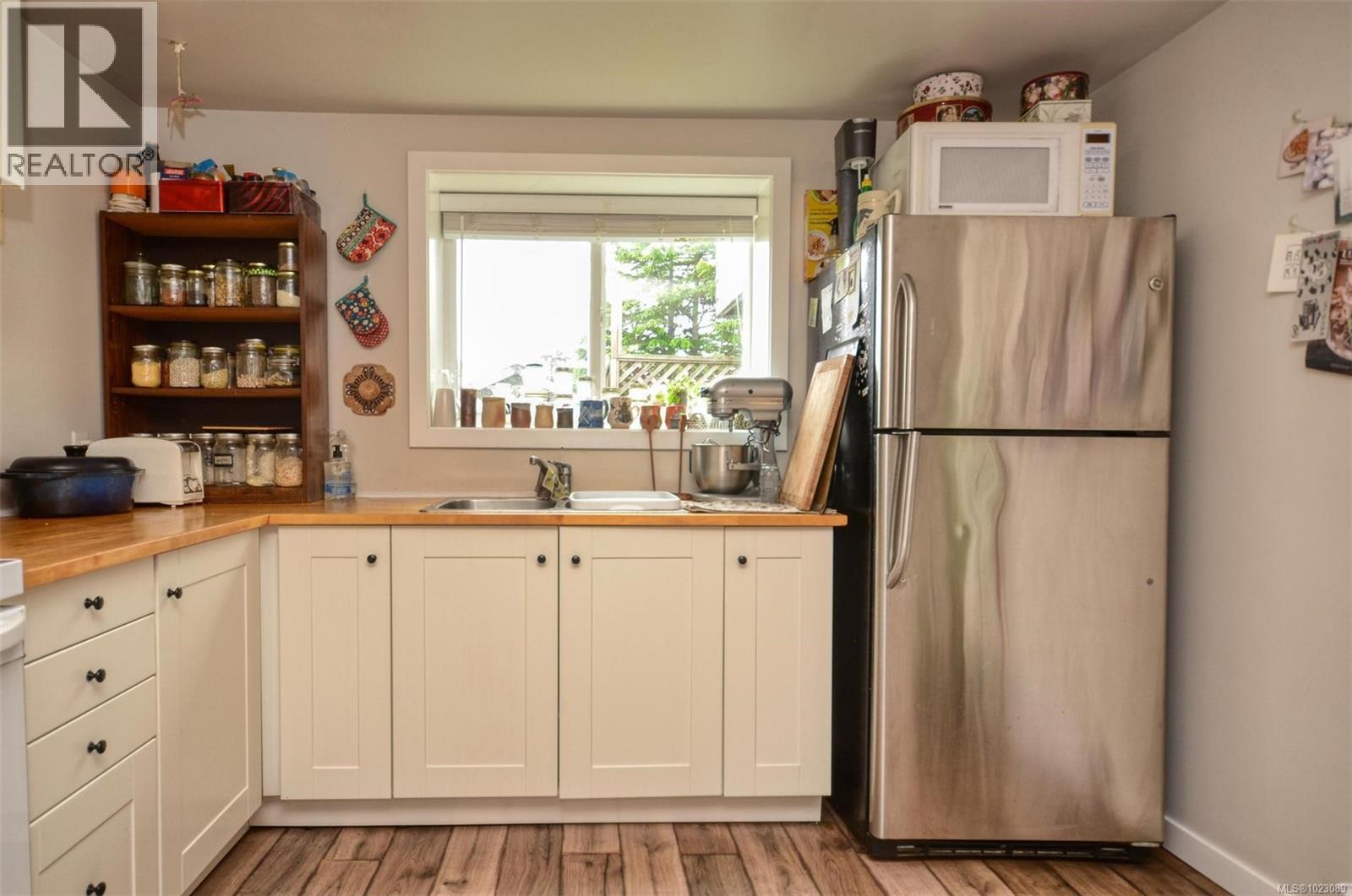  271 Battleford Avenue, Saanich