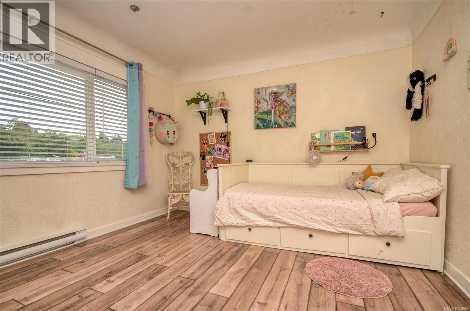  271 Battleford Avenue, Saanich