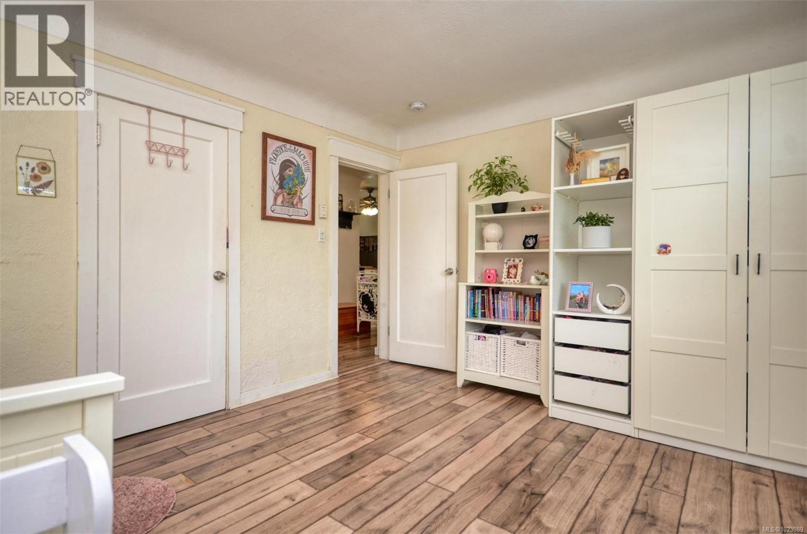  271 Battleford Avenue, Saanich