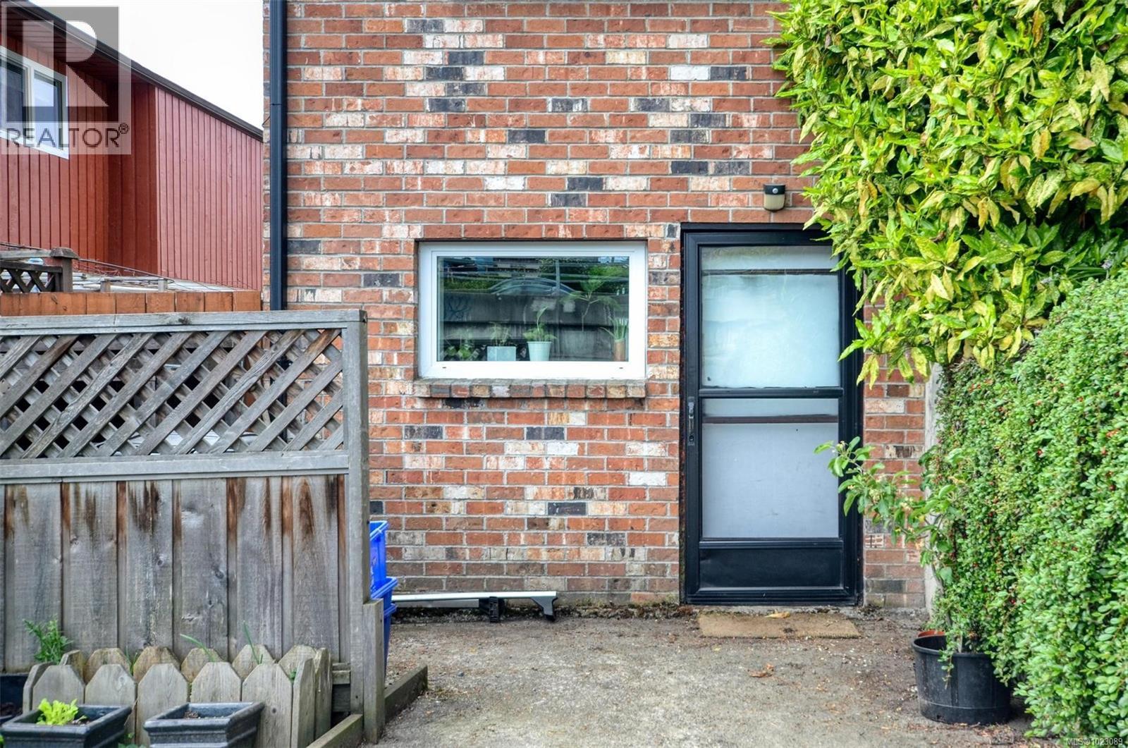  271 Battleford Avenue, Saanich