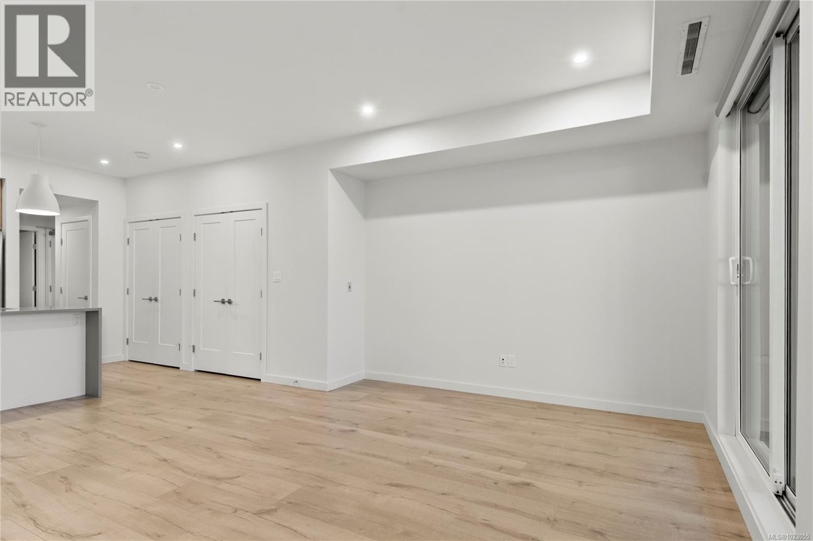 #505 536 ISLAND HWY S - 21