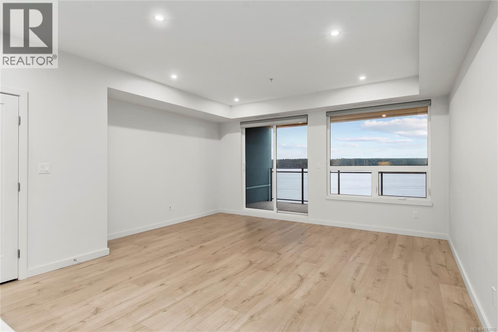 #505 536 ISLAND HWY S - 22