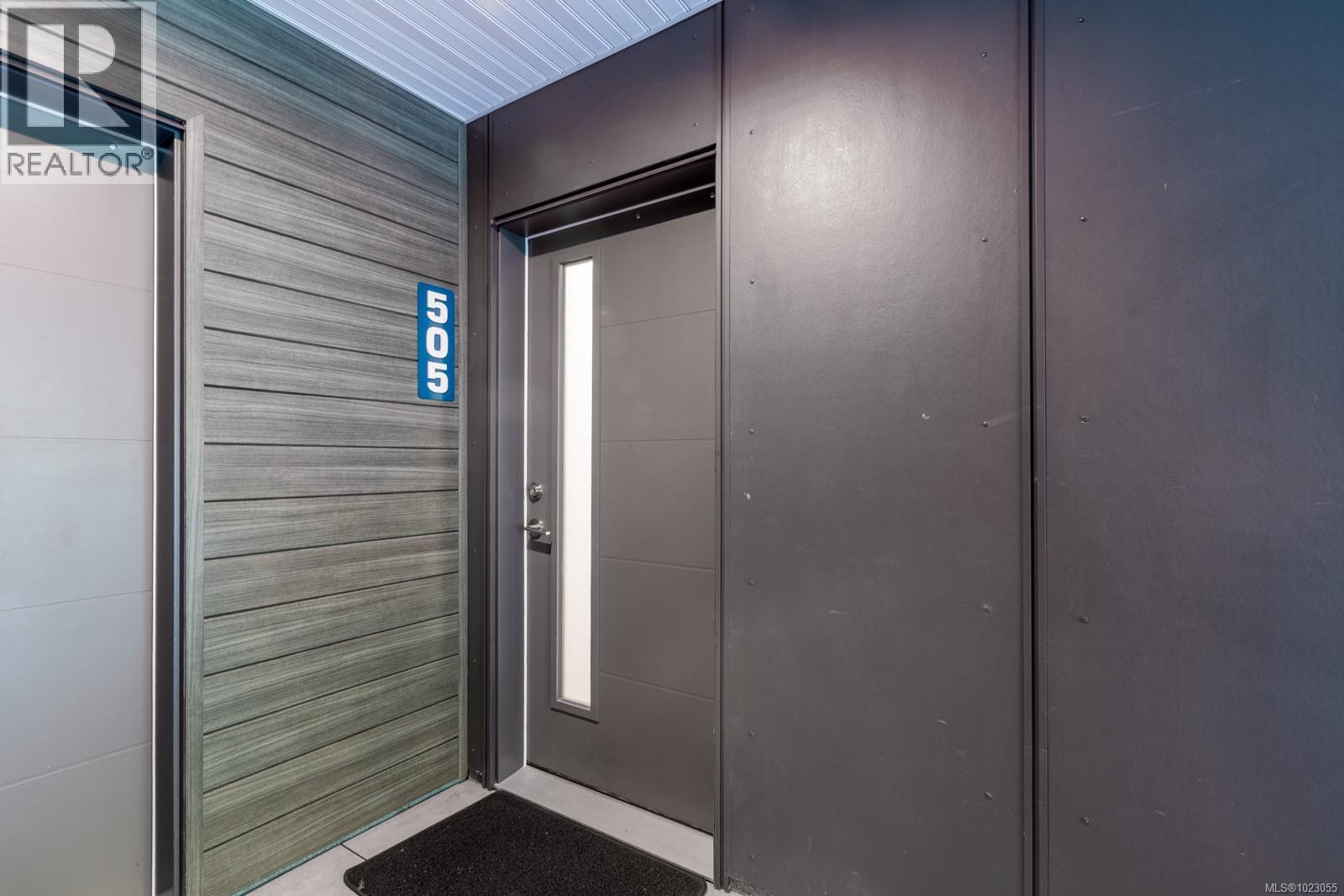 #505 536 ISLAND HWY S - 35