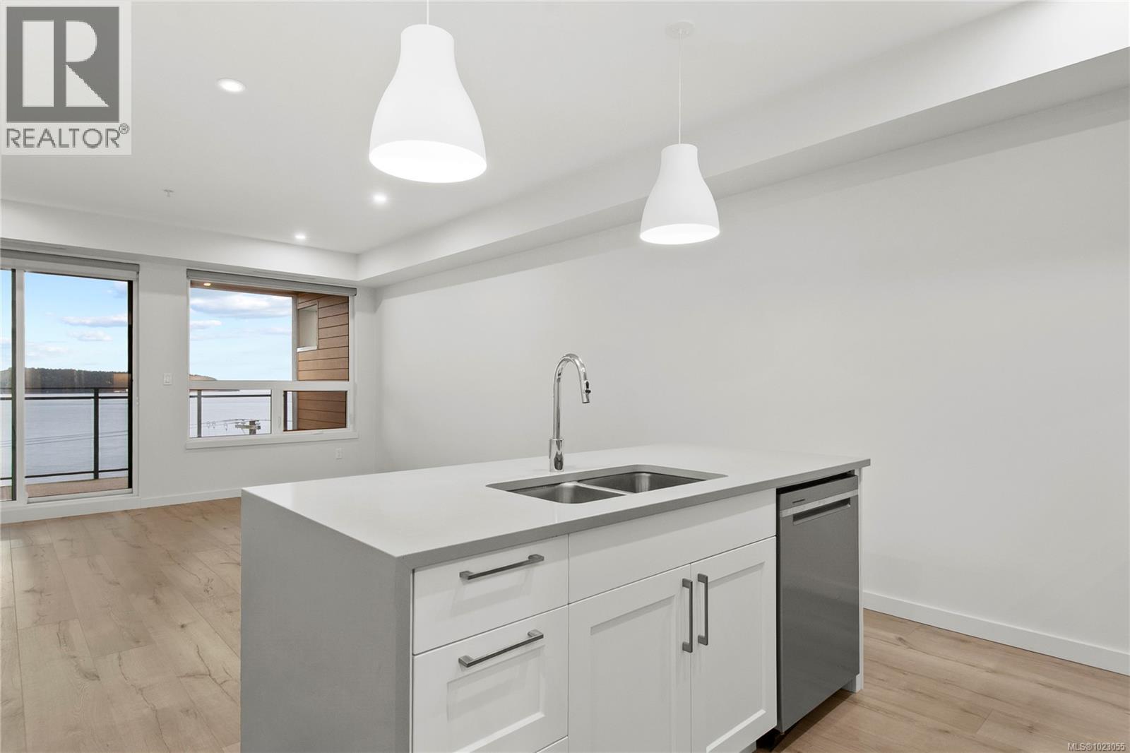 #505 536 ISLAND HWY S - 6