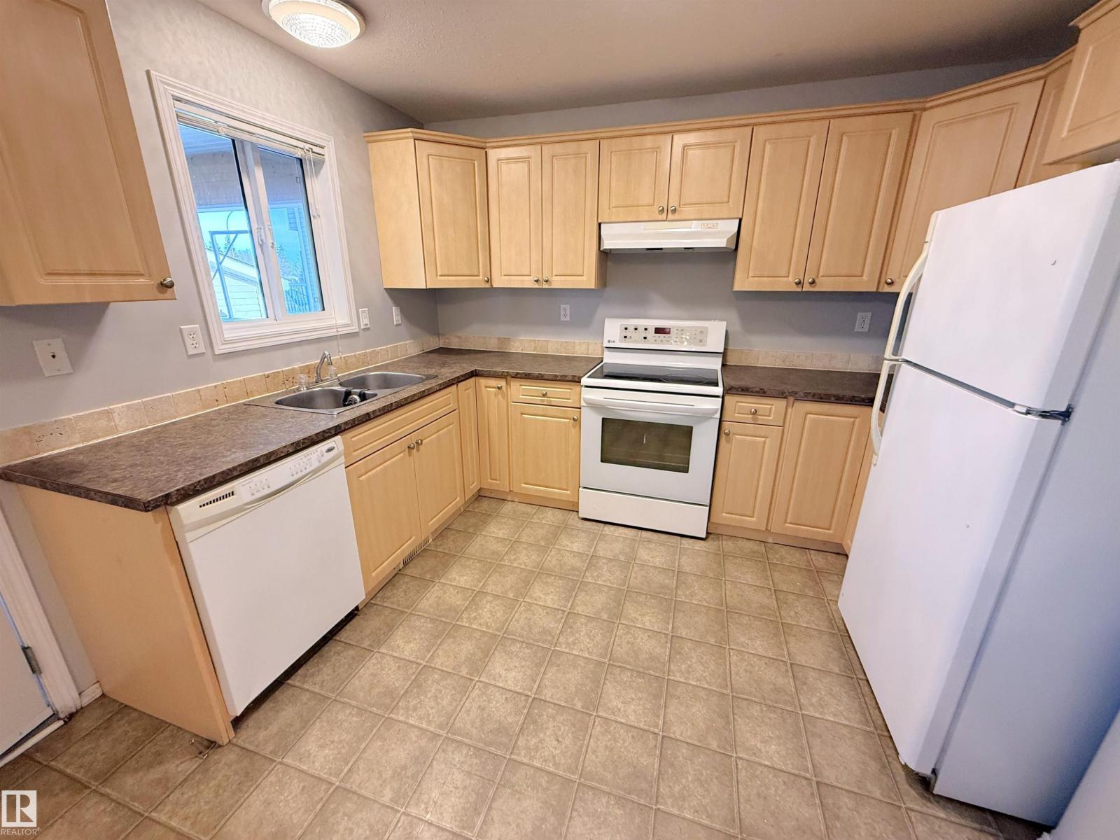 5002 52 AV - Photo 3 of 49, Calmar, Alberta