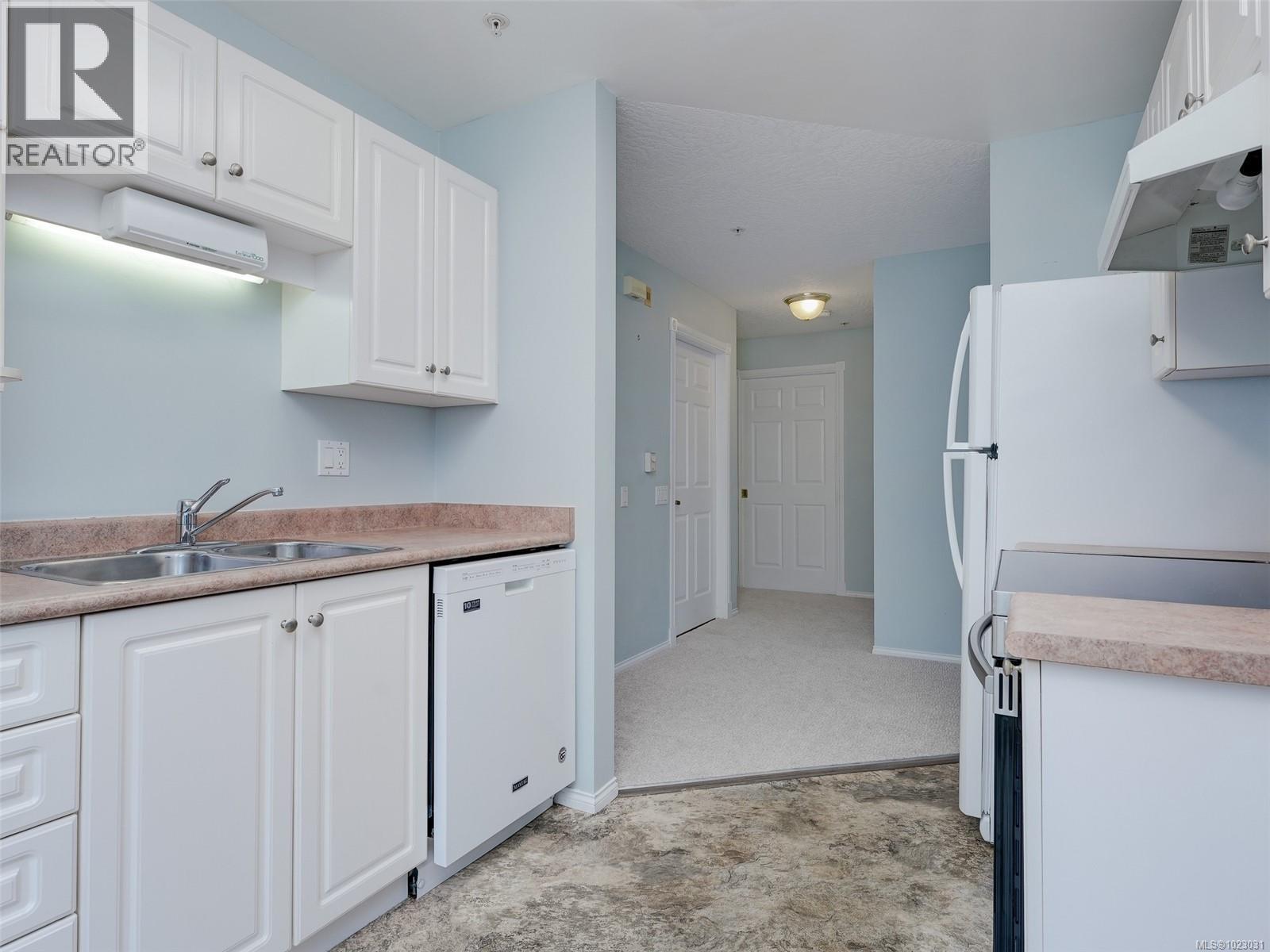 206 1521 Church Avenue, Saanich