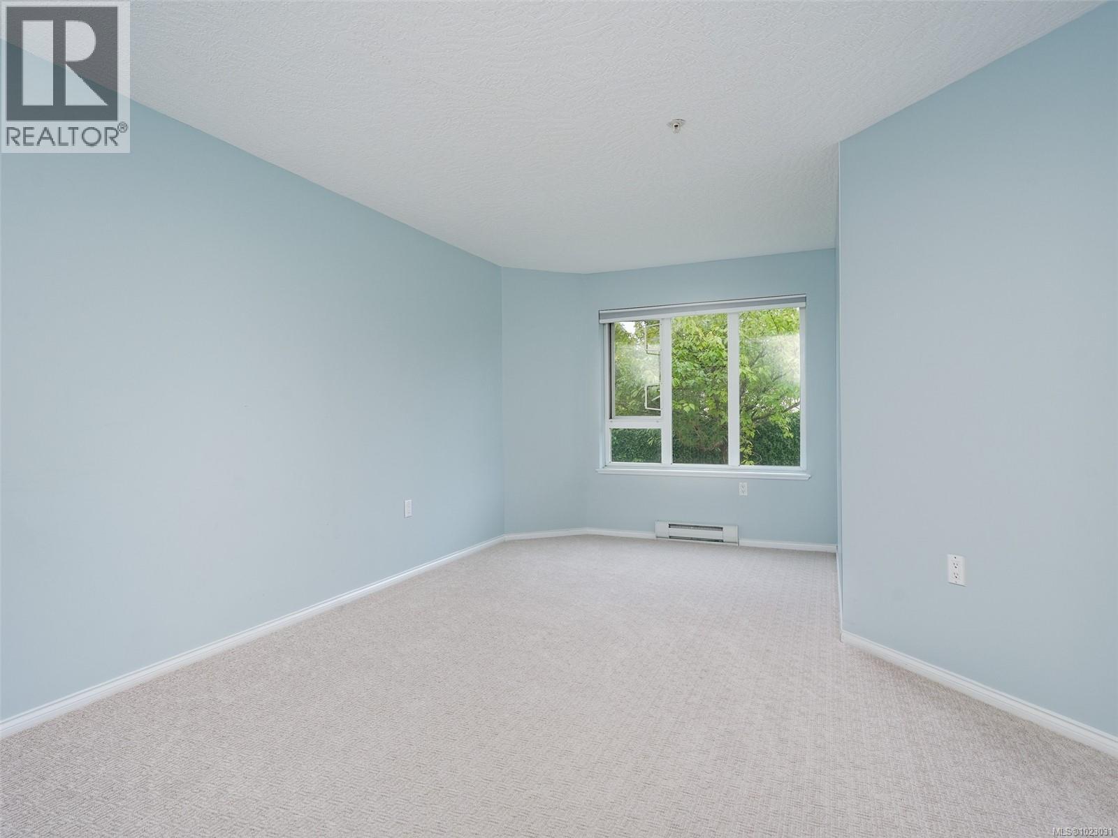 206 1521 Church Avenue, Saanich