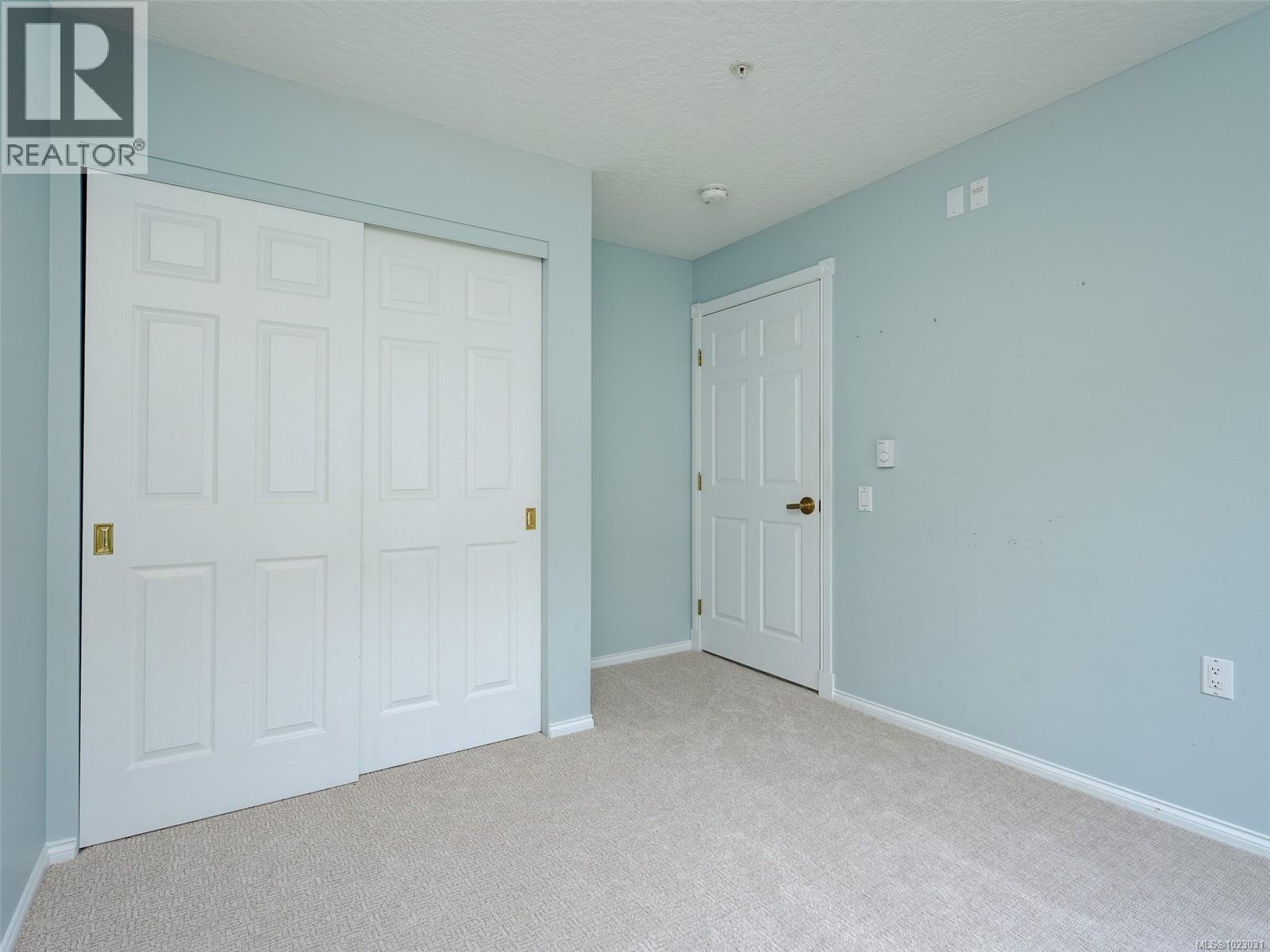 206 1521 Church Avenue, Saanich