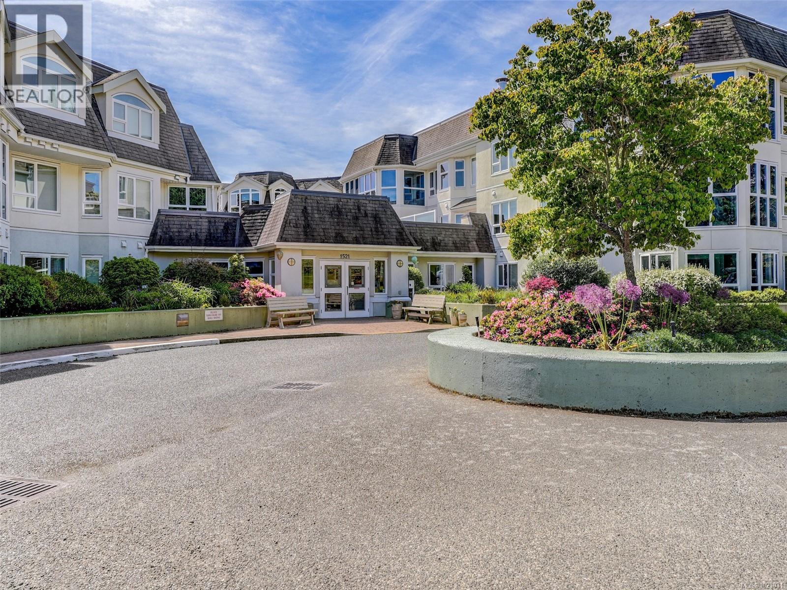 206 1521 Church Avenue, Saanich