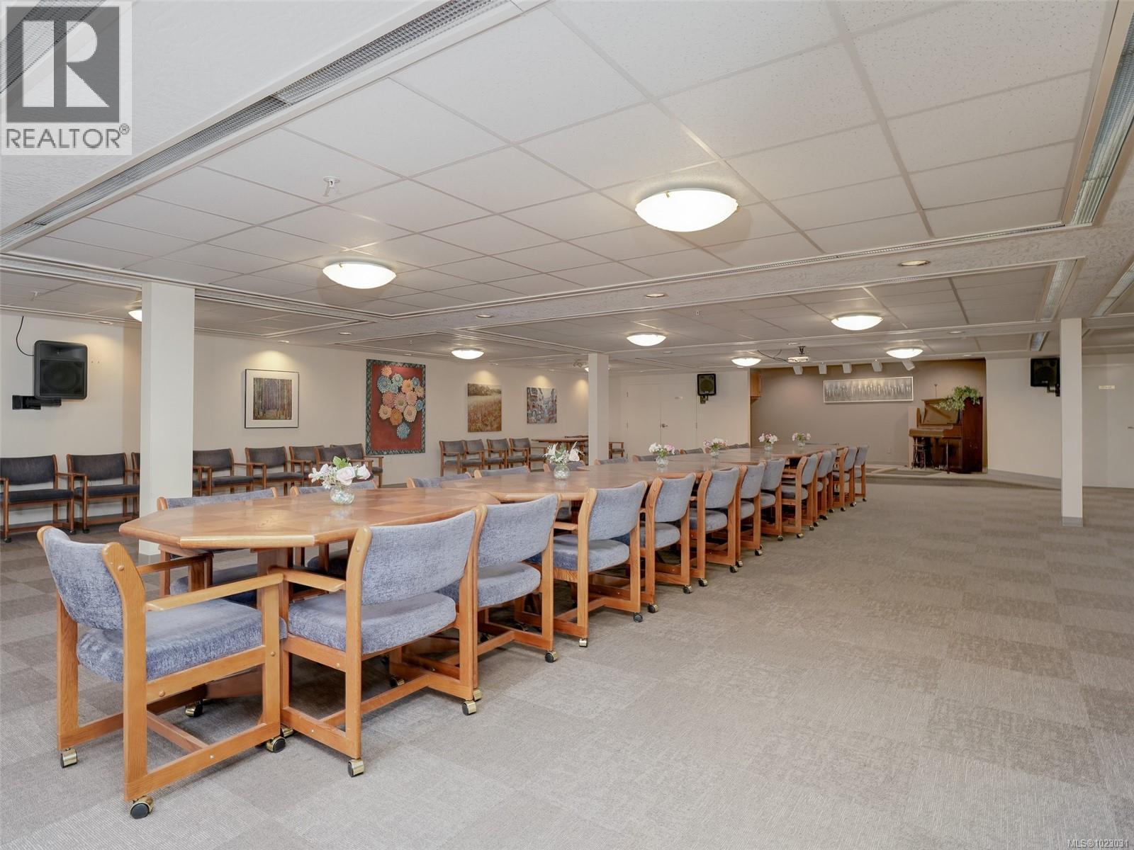 206 1521 Church Avenue, Saanich