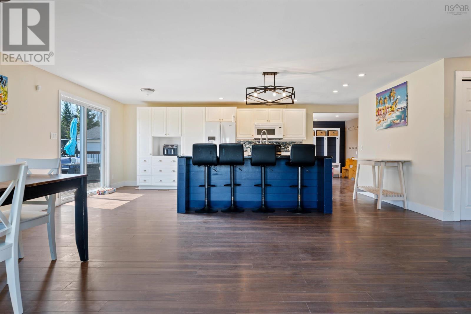 Property 11 of 44 of 5786 Highway 2