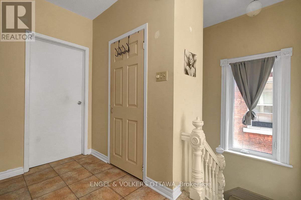 256 KENT STREET N - 14