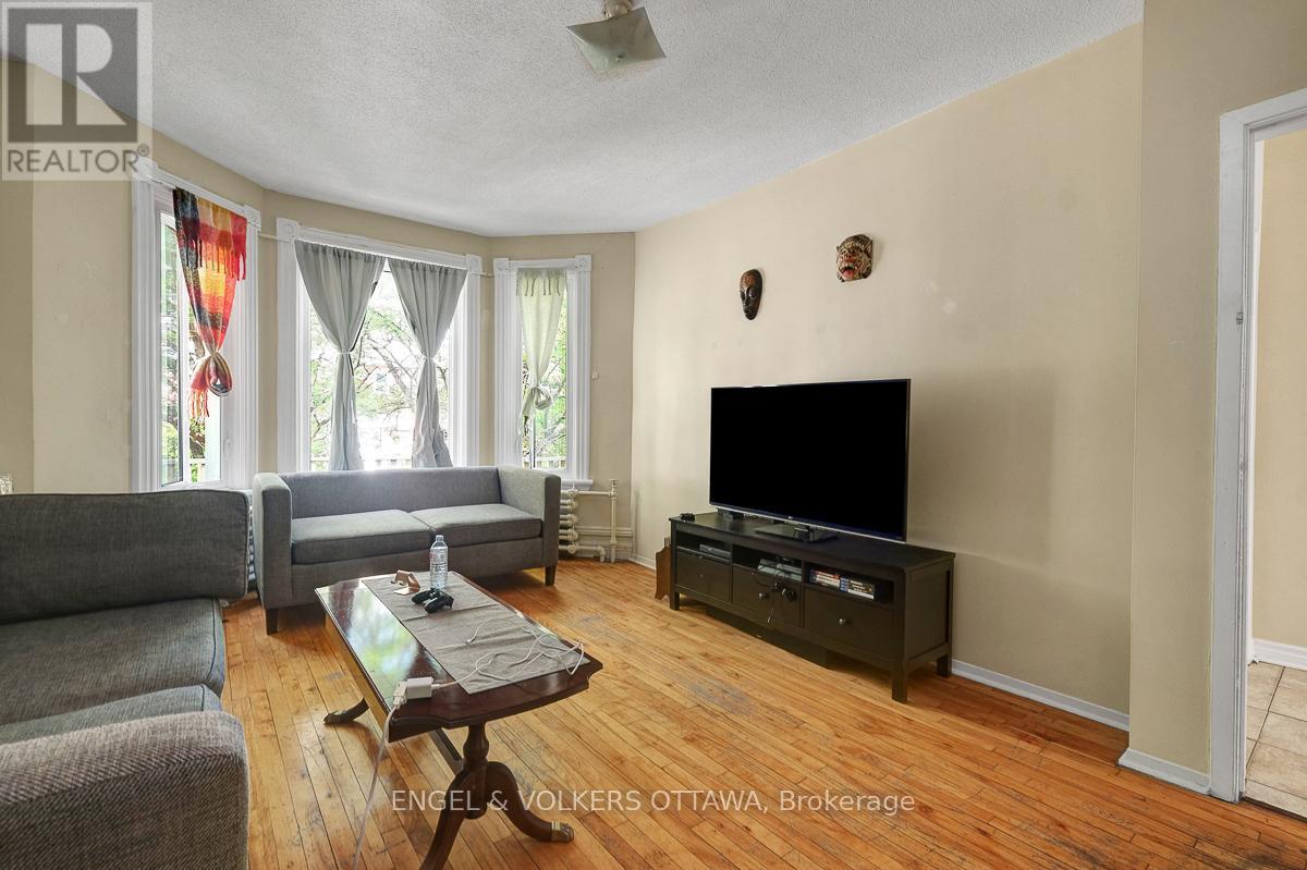 256 KENT STREET N - 16