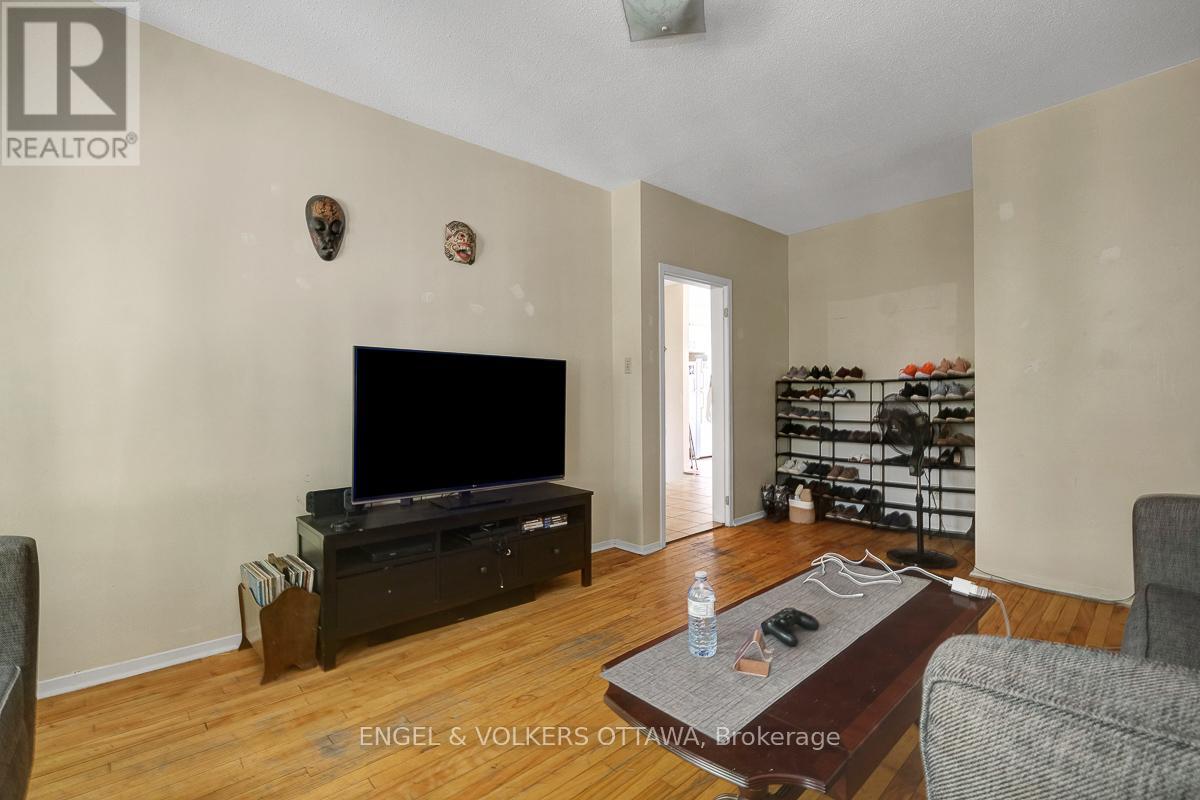 256 KENT STREET N - 17