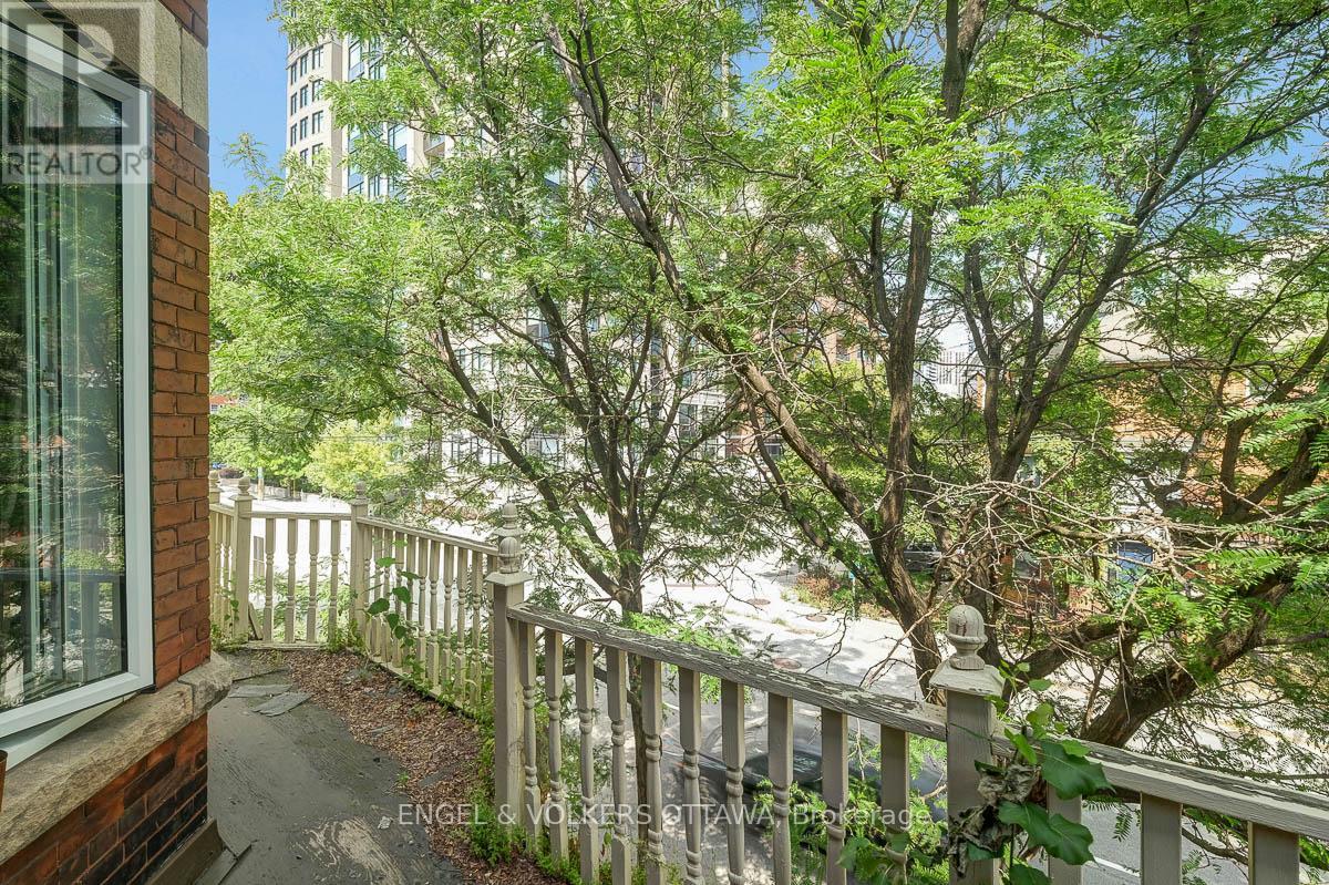 256 KENT STREET N — photo 24