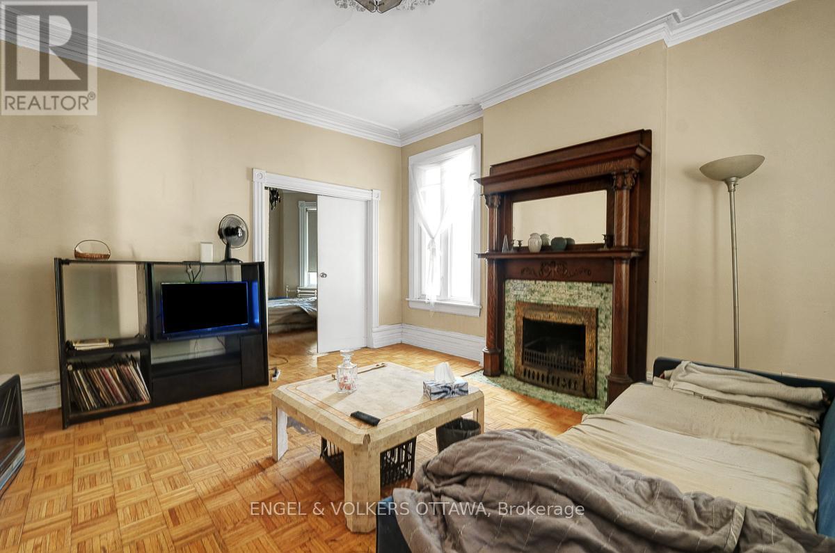 256 KENT STREET N - 6