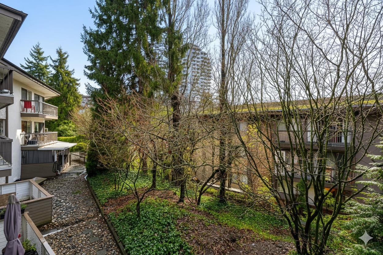 208 15020 NORTH BLUFF ROAD, White Rock